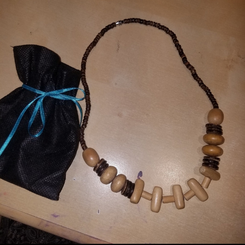 Wood beads island necklace
